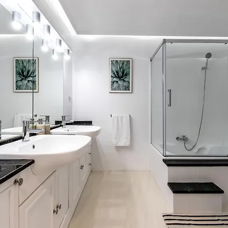 Charming 4 Double Bed Steps From The Old Town