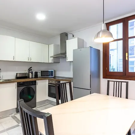 Apartment Charming 4 Double Bed Steps From The Old Town *