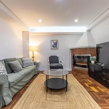 Charming 4 Double Bed Steps From The Old Town Apartment *