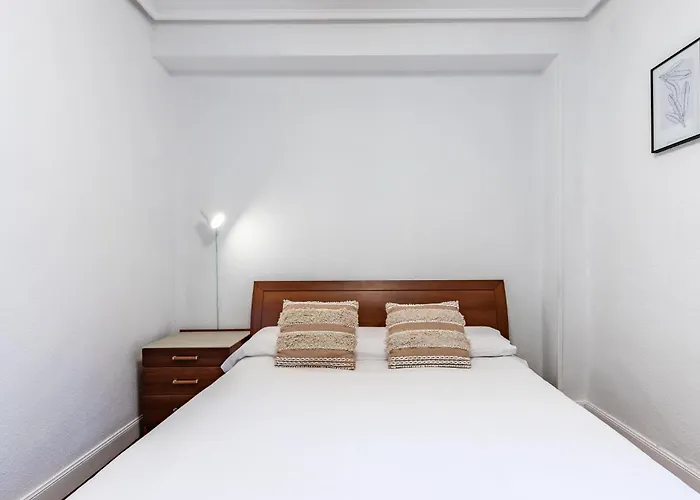 Stylish 4 Double Rooms, شقة